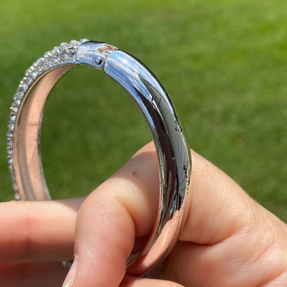Crystal adorned silver plated hinge bracelet - Picture 12 of 16